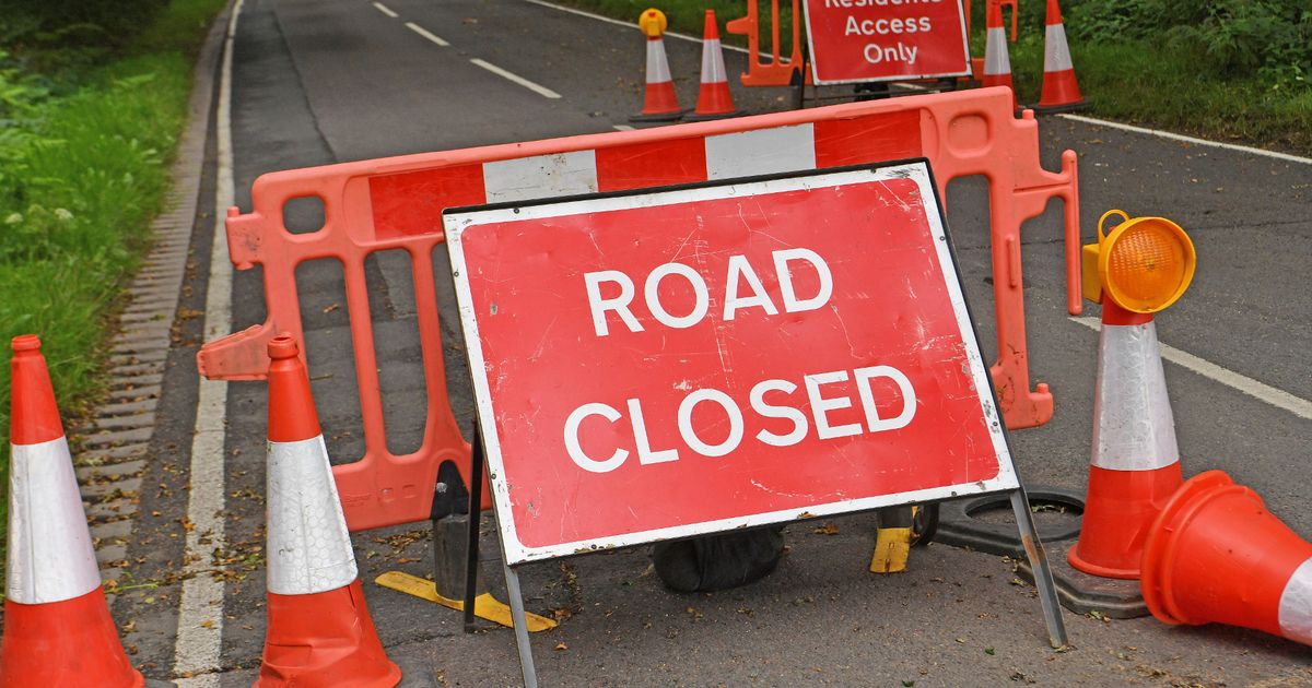 Обновления для посетителей автомагистрали A438 Key Herefordshire постепенно закрываются после того, как автомобиль врезался в здание.
